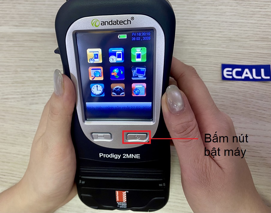 Bấm nút nguồn để bật máy