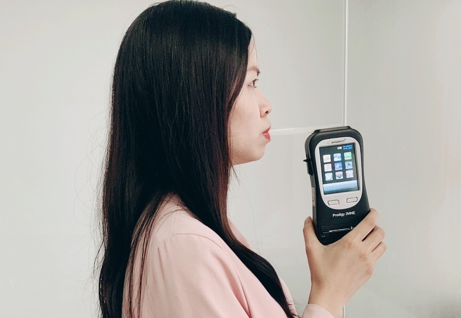 Hít hơi dài thổi liên tục khi màn hình load 100%, khoảng 4 giây