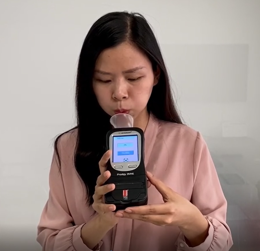 Thổi trực tiếp vào phễu, máy cho kết quả có hoặc không có nồng độ cồn