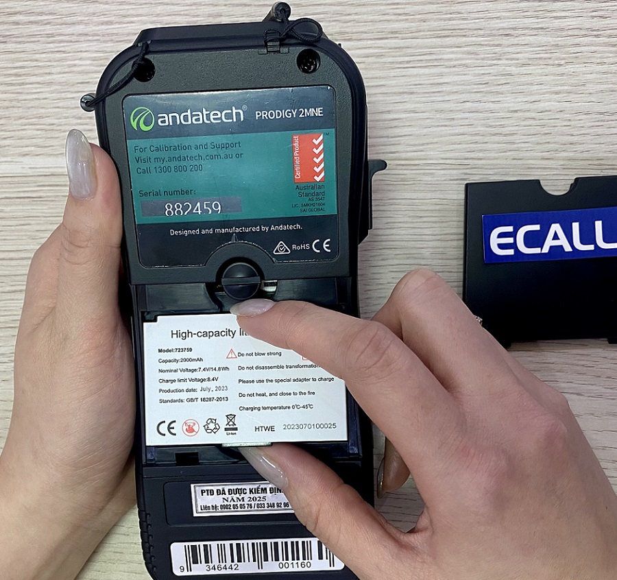 Lắp pin phía sau của máy