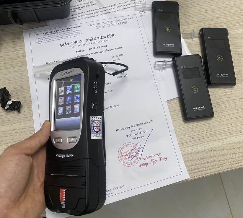 Máy đo nồng độ cồn chuyên dụng có kiểm định sai số thấp, đáp ứng tiêu chuẩn khắt khe