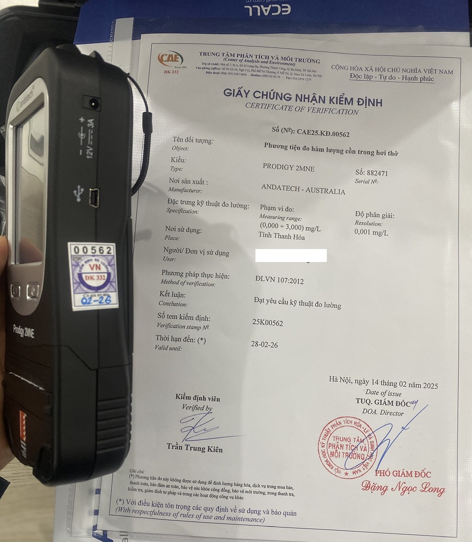 Giấy và tem kiểm định trên máy đo nồng độ cồn đạt chuẩn