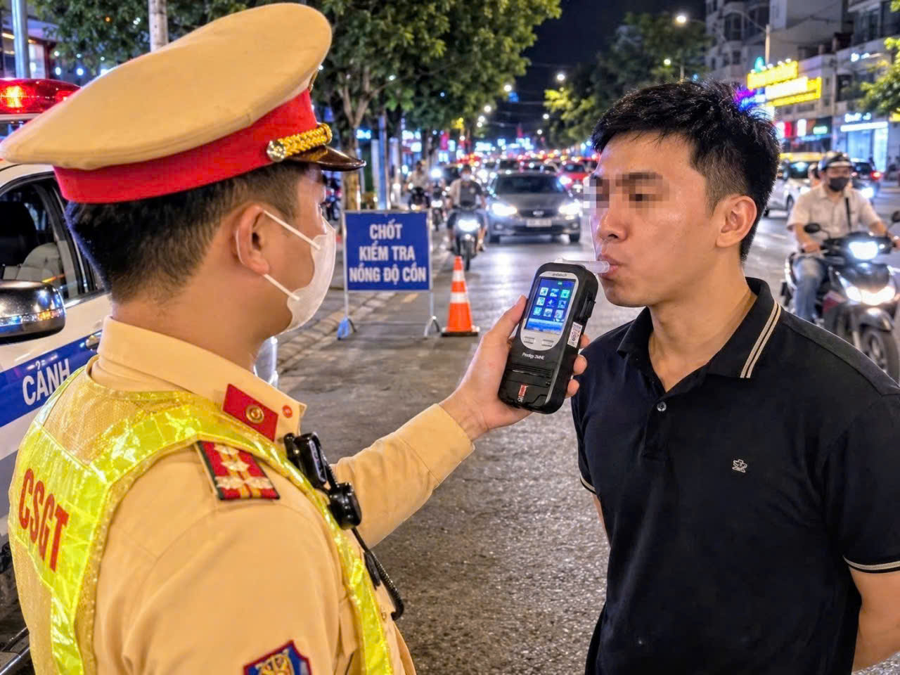 Hình ảnh CSGT kiểm tra nồng độ cồn máy đã có kiểm định